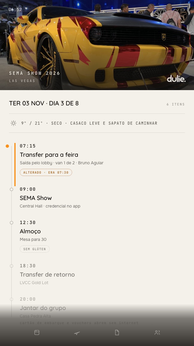 Tela do passageiro no Dulie One: o dia em ordem, com o transfer das 07:15 marcado como alterado e a previsão do tempo com o que vestir