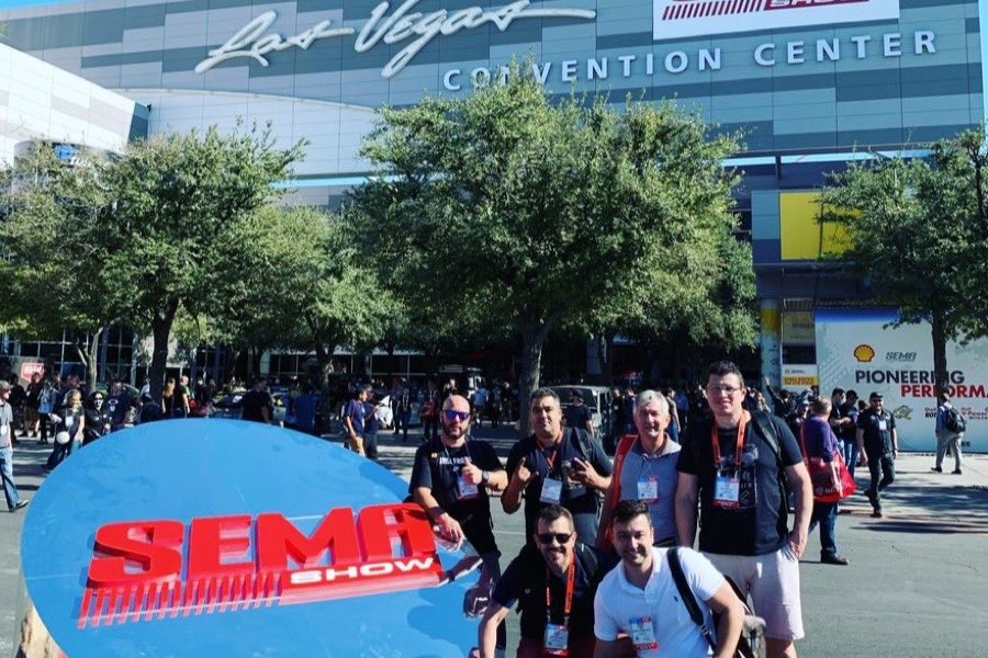 Grupo de visitantes brasileiros em frente ao letreiro do SEMA Show, na entrada do Las Vegas Convention Center
